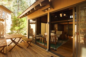 Outdoor dining - 2BR Getaway with WiFi, Grill & SHARC Passes (Sunriver)