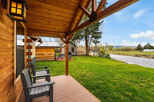 Gallatin River Homestead - Three wonderful rustic cabins