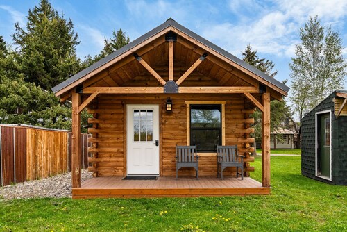 Gallatin River Homestead - Three wonderful rustic cabins