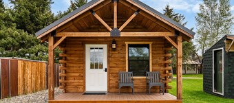 Gallatin River Homestead - Three wonderful rustic cabins