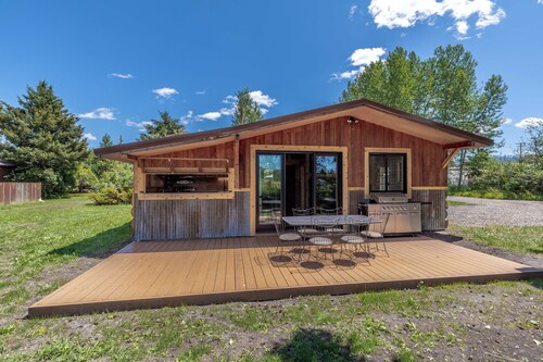 Gallatin River Homestead - Three wonderful rustic cabins.