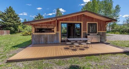 Gallatin River Homestead - Three wonderful rustic cabins.