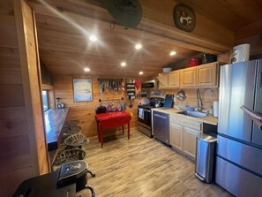 Réfrigérateur, micro-ondes, plaque de cuisson, cafetière/bouilloire