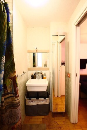 Asciugacapelli, asciugamani, sapone, carta igienica