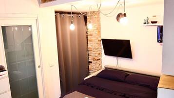 Iron/ironing board, internet, bed sheets