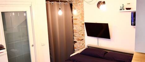 Iron/ironing board, Internet, bed sheets