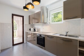 Fridge, microwave, oven, dishwasher - Holiday Home Calmation (Žrnovnica)