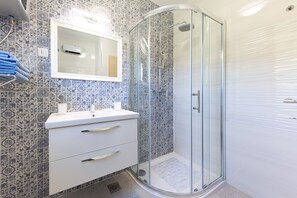 Shower, hair dryer, towels - Holiday Home Calmation (Žrnovnica)