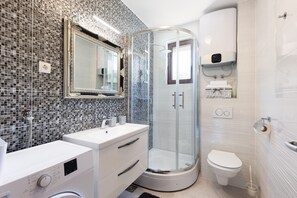 Shower, hair dryer, towels - Holiday Home Calmation (Žrnovnica)