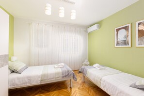 Iron/ironing board, free WiFi, bed sheets - Holiday Home Calmation (Žrnovnica)