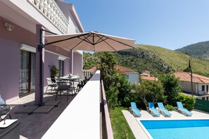 Outdoor dining - Holiday Home Calmation (Žrnovnica)