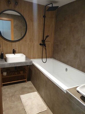Shower, hair dryer, bidet, towels - Luxury Beach House in the Albufera Nature Park (València)