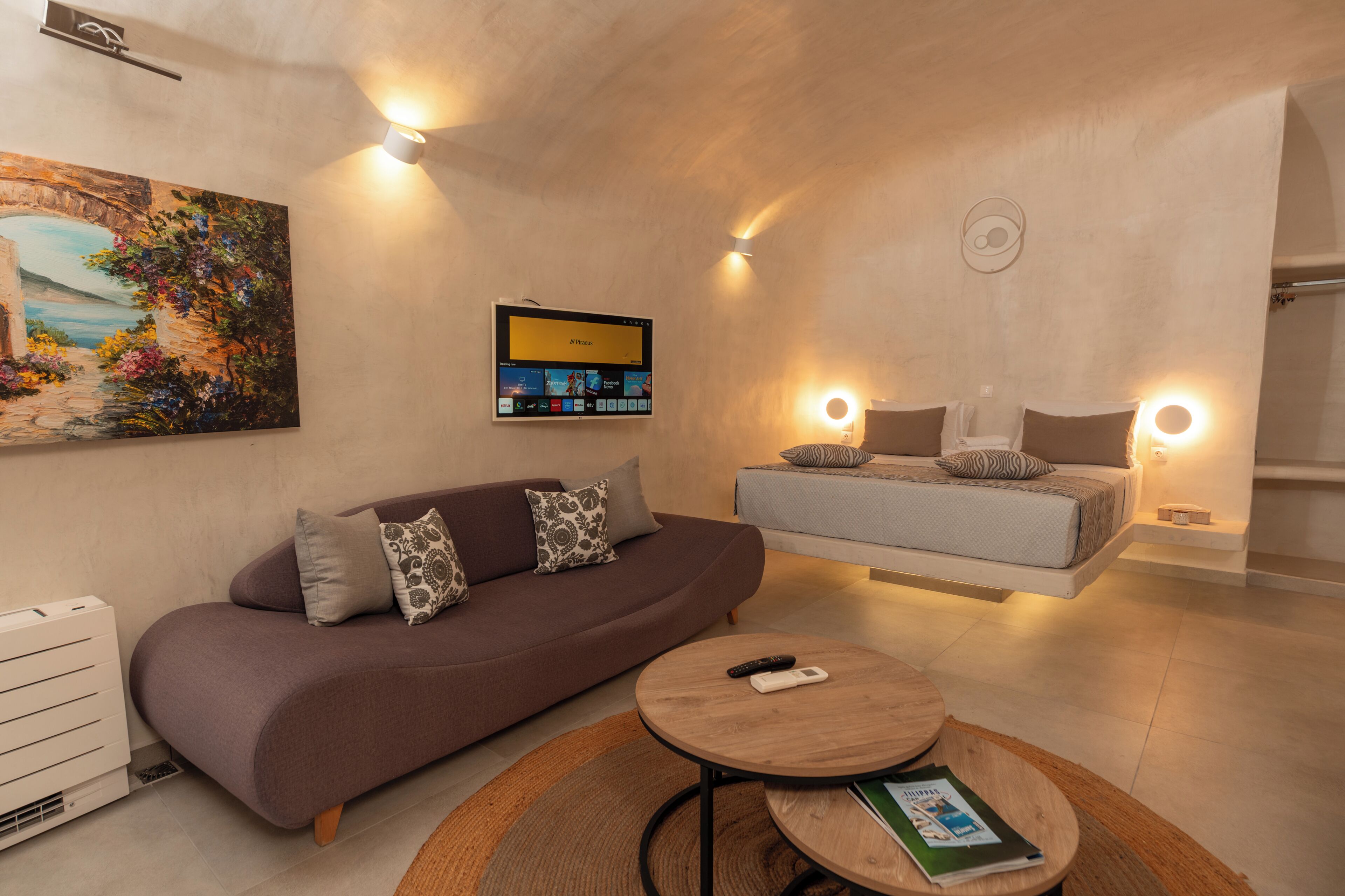 Deluxe suite, uitzicht op zee | Woonruimte | Een 34-inch smart-tv met kabelzenders