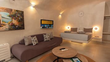 Deluxe suite, uitzicht op zee | Woonruimte | Een 34-inch smart-tv met kabelzenders