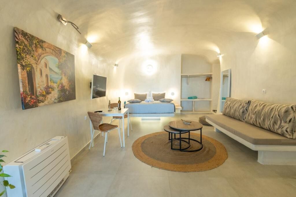 Suíte luxo, vista para o mar | Área de estar | Smart TV 34 polegadas com canais a cabo