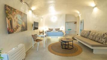 Suíte luxo, vista para o mar | Área de estar | Smart TV 34 polegadas com canais a cabo