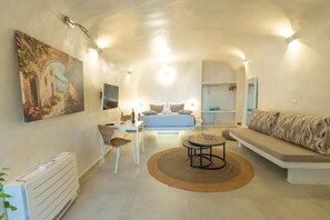 Suíte luxo, vista para o mar | Área de estar | Smart TV 34 polegadas com canais a cabo