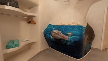 Suíte standard, vista para o mar | Cofres nos quartos, individualmente decorados