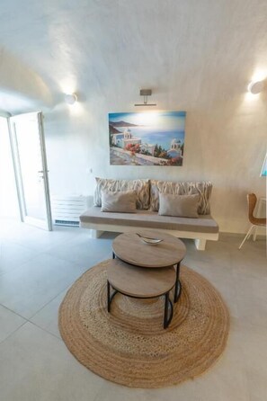 جناح عادي - بمنظر للبحر | منطقة المعيشة | تلفزيون ذكي بحجم 34-بوصة يعرض قنوات تلفزيونية باشتراك مدفوع