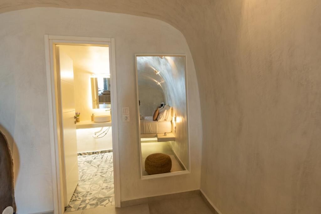 Standard Suite, Sea View | In-room safe, individually decorated, individually furnished, desk