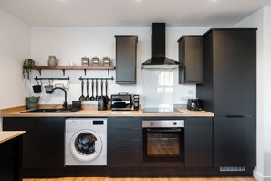 Deluxe Apartment, 2 Bedrooms, Non Smoking | Private kitchen - City Point Apartment By Guestz (Aberdeen)