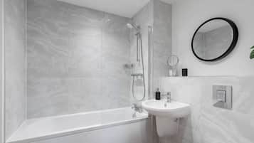 Deluxe Apartment, 2 Bedrooms, Non Smoking | Bathroom