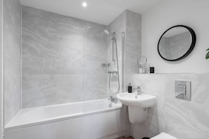 Deluxe Apartment, 2 Bedrooms, Non Smoking | Bathroom - City Point Apartment By Guestz (Aberdeen)