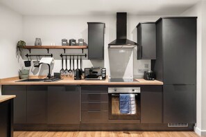 Deluxe Apartment, 2 Bedrooms, Non Smoking | Private kitchen - City Point Apartment By Guestz (Aberdeen)