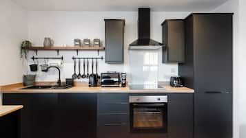 Deluxe Apartment, 2 Bedrooms, Non Smoking | Private kitchen | Toaster