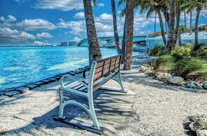 Property grounds - Charming condo with water views located at the south end of Siesta Key (Sarasota)