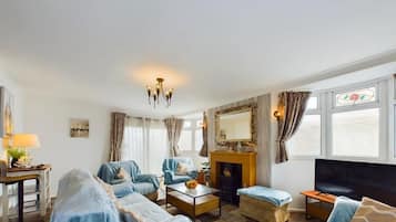 House, 2 Bedrooms, Smoking, Garden View | Living room