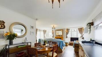 House, 2 Bedrooms, Smoking, Garden View | Dining room