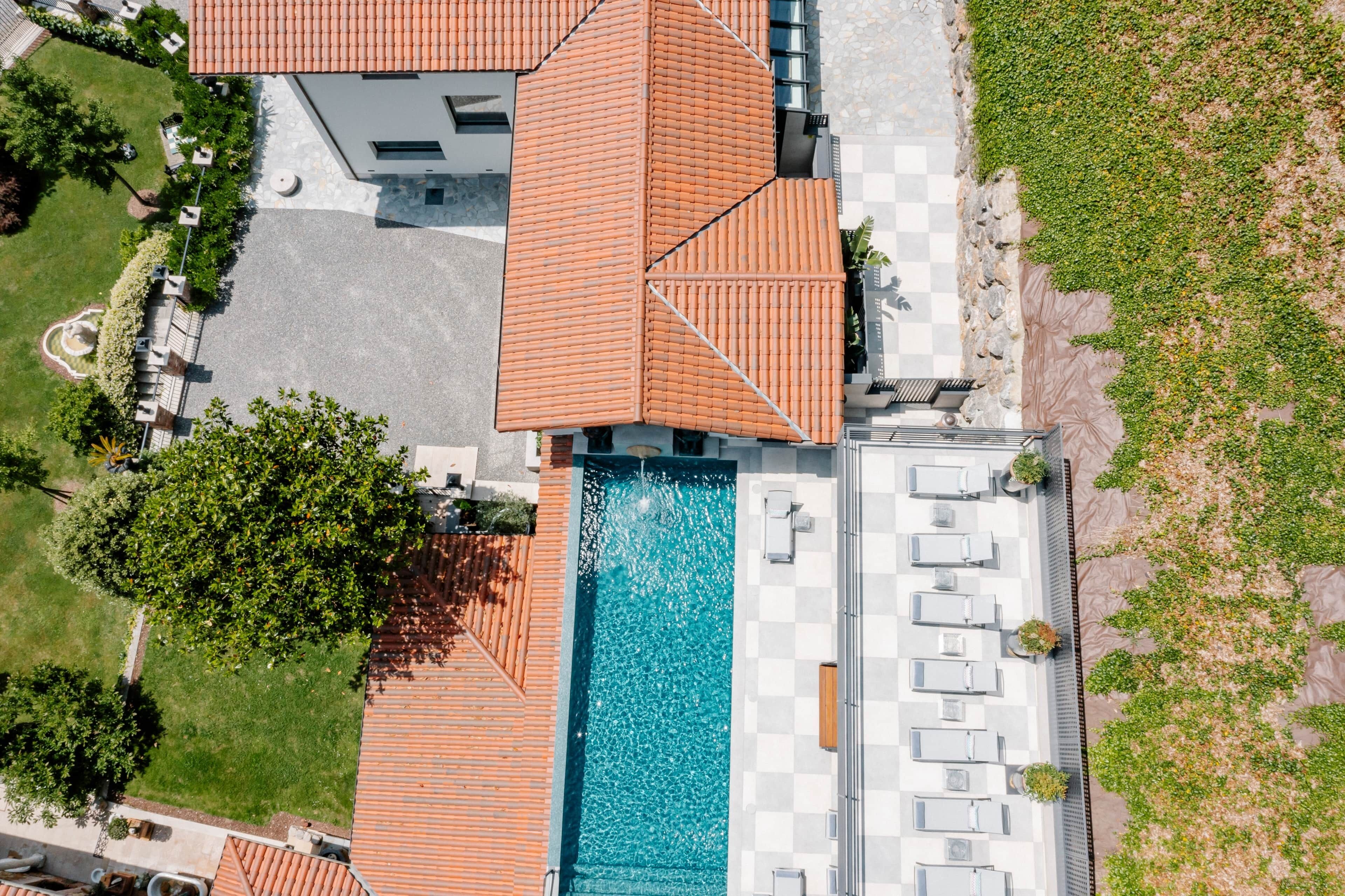 Una piscina al aire libre, una piscina climatizada