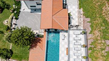Una piscina al aire libre, una piscina climatizada
