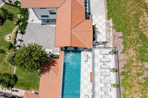 Alberca al aire libre y alberca climatizada