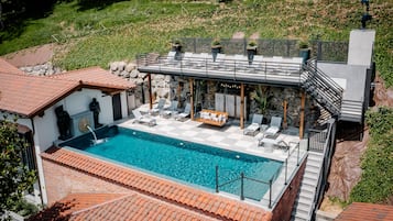 Een buitenzwembad, een verwarmd zwembad