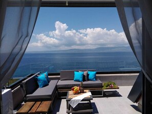 Property grounds - Sea view villa in Çeşme with 6 bedrooms, swimming pool and air conditioning. (Çeşme)