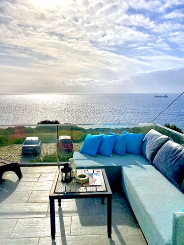 Sea view villa in Çeşme with 6 bedrooms, swimming pool and air conditioning.