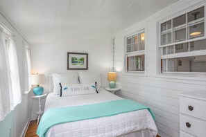 3 bedrooms, iron/ironing board, WiFi, bed sheets - Bead Cottage, Private Pool, Screen Porch. Ocean (Tybee Island)