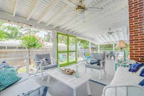 Terrace/patio - Bead Cottage, Private Pool, Screen Porch. Ocean (Tybee Island)