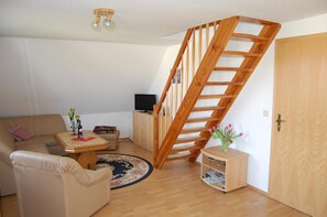 TV, ping pong - Apartment 'Gästehaus Am Fischerweg Vilmblick' with Shared Garden, Balcony and Wi-Fi (Lauterbach)