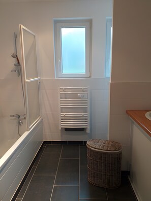 Dusj, hårføner og håndklær