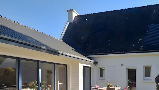 A modern house with a patio area featuring outdoor furniture, a lawn, and potted plants. - Bed and Breakfast 'Er Vingle - Chambre -  Suite' with Sea View, Shared Terrace and Wi-Fi (Locmariaquer)