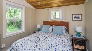 Room - Enchanted Cottage- Wood Fireplace & Cozy Vibes- Peaceful & Private-Ocean View (Arch Cape)