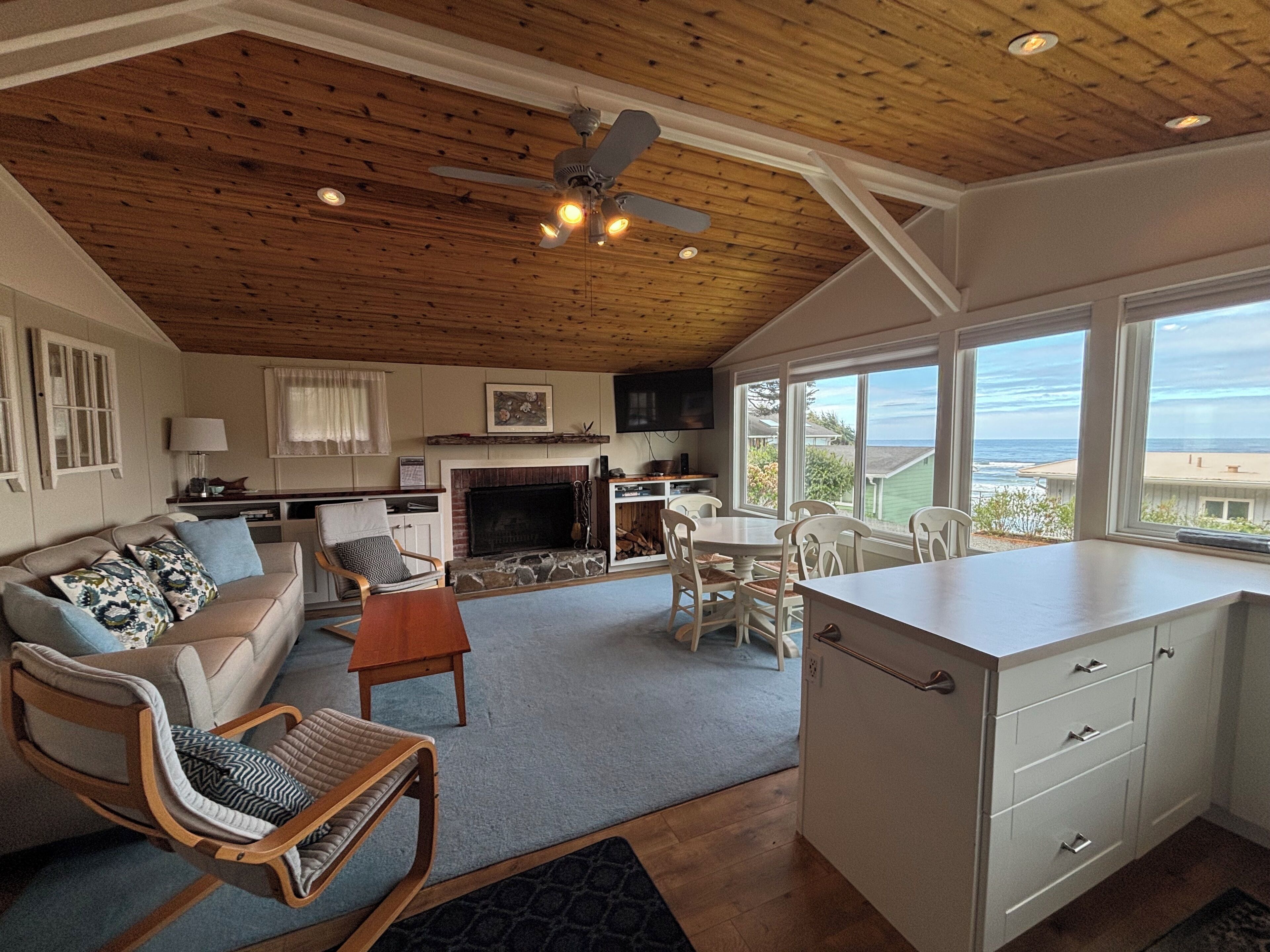 Enchanted Cottage- Wood Fireplace & Cozy Vibes- Peaceful & Private-ocean View - Cannon Beach, OR