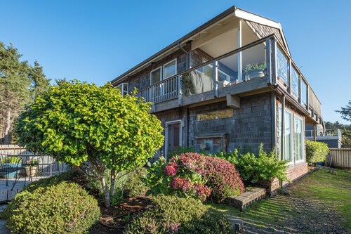 Studio close to the beach with private bath and entrance.