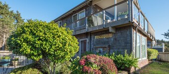 Studio close to the beach with private bath and entrance.