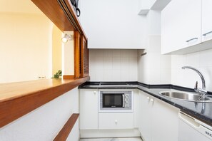 Kühlschrank, Mikrowelle, Wasserkocher mit Kaffee-/Teezubehör