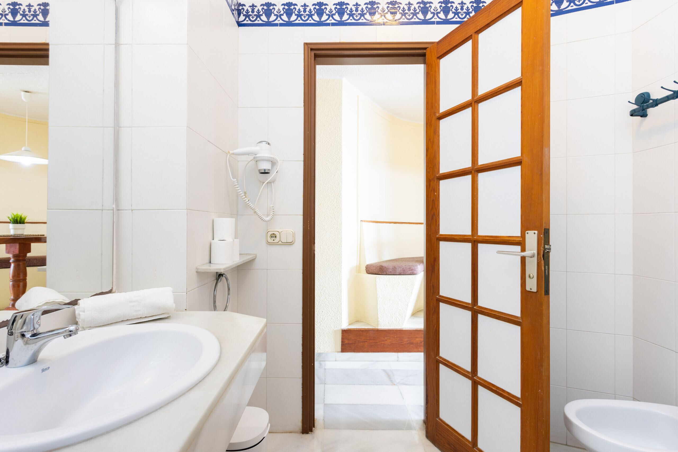 Haartrockner, Bidet, Handtücher