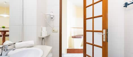 Een haardroger, een bidet, handdoeken